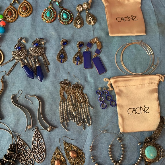 Cache Jewelry - Bundle of 38 sets of earrings -
